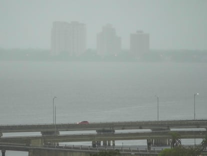 Un vehículo cruza un puente mientras comienza a llover antes de la llegada del huracán Milton, este 9 de octubre en Tampa, Florida.