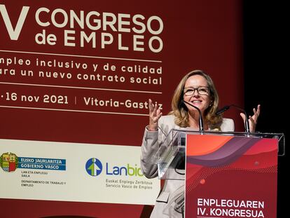 La vicepresidenta primera y Ministra de Asuntos Económicos y Transformación Digital, Nadia Calviño, interviene en la inauguración del IV Congreso de Empleo 2021, en Vitoria.