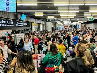 Cientos de personas esperan en la estación de Atocha, este sábado.