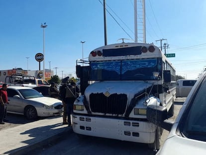 Elementos de policía junto al autobús que transporta a los migrantes secuestrados en el estado mexicano de Tamaulipas, en el municipio de Río Bravo, el 3 de enero de 2024.