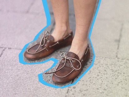 Los pies de la periodista alemana Viviane Geppert, calzando unos náuticos de Miu Miu de efecto desgastado (imagen intervenida).