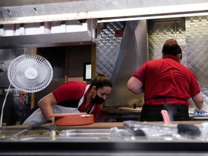 Mujeres trabajando en la cocina de un restaurante en Chicago, en marzo de 2023.