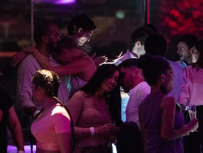 Un grupo de jóvenes baila en la terraza de Barcelona en septiembre.