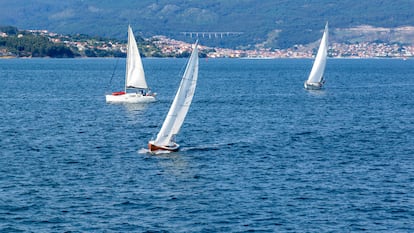 Varios veleros cruzan la ría de Vigo.