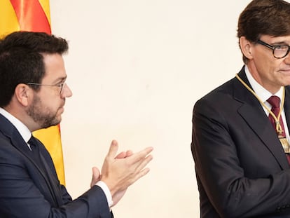 El presidente de la Generalitat, Salvador Illa, agradece los aplausos en presencia de su antecesor en el cargo, Pere Aragonès, en su toma de posesión el 12 de agosto en Barcelona.