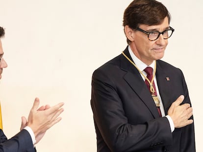 El presidente de la Generalitat, Salvador Illa, con el expresidente, Pere Aragonès.