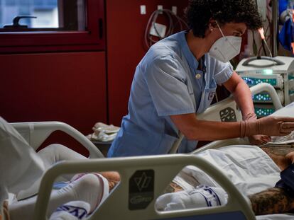 Una sanitaria atiende a un paciente de la UCI del Hospital de Basurto en Bilbao, en una imagen de archivo.