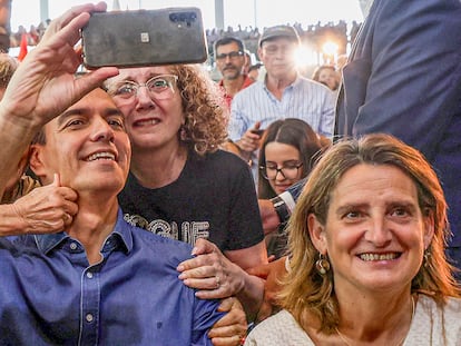 Pedro Sánchez y Teresa Ribera, este sábado en el mitin del PSOE en Sevilla.