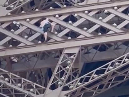 Vídeo | Un hombre escala la Torre Eiffel antes de la ceremonia de clausura de los Juegos Olímpicos