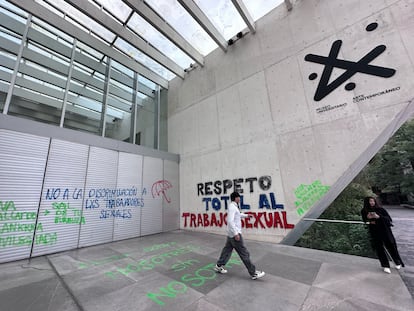 Graffitis realizados por activistas y trabajadoras sexuales en el Museo Universitario Arte Contemporáneo por la pieza de Ana Gallardo, el 13 de octubre de 2024.