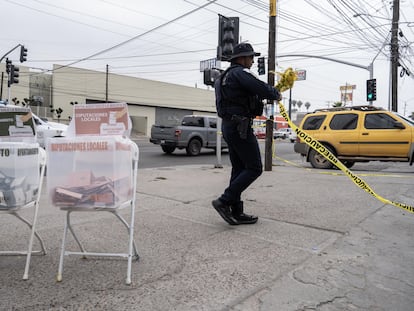 Un policía trabaja junto a una casilla electoral, luego de que una mujer recibiera un disparo, en Tijuana (Estado de Baja California), este domingo.