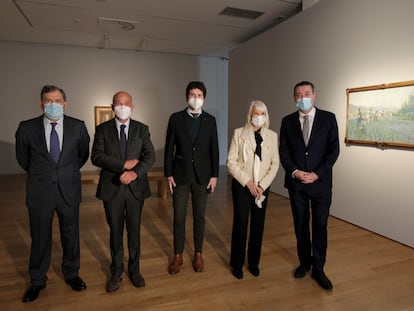 Miguel Zugaza (derecha), director del Bellas Artes de Bilbao, junto a personalidades en la presentación de la donación de tres nuevas obras de arte vasco.