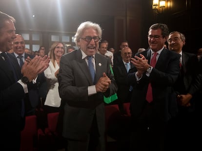 El presidente de Foment del Treball, Josep Sanchez Llibre, aplaudido por su homónimo en CEOE, Antonio Garamendi, a su derecha, este lunes.