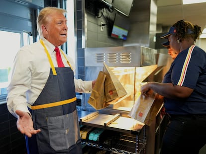 Donald Trump trabaja detrás del mostrador durante una visita a McDonalds en Feasterville-Trevose, Pensilvania, el 20 de octubre de 2024.