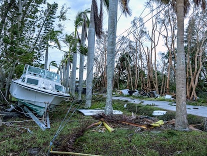 Un barco al borde de una carretera amanece este jueves entre los escombros tras el paso del huracán Milton por Bradenton, Florida.