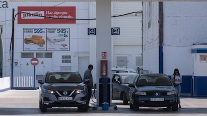 Usuarios repostando sus vehículos de combustión en una gasolinera de Sevilla.