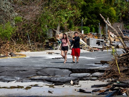 Una pareja revisa los daños en un vecindario tras el paso del huracán Milton, el 10 de octubre de 2024, en Sarasota, Florida.