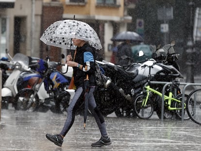 Una mujer se protege de la lluvia con un paraguas en ^Pamplona el pasado día 6.