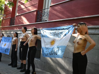 -FOTODELDIA- MADRID, 18/05/2024.- Varias activistas de Femen protestan ante la residencia del embajador argentino en Madrid este sábado donde está previsto que el presidente argentino, Javier Milei, mantenga una reunión con empresarios en una visita de trabajo durante la que también participará en un acto de la ultraderecha europea auspiciado por el partido español Vox. EFE/ Fernando Villar
