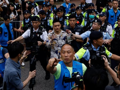 Lee Yue-shun, en el centro, era escoltado este jueves hacia el tribunal antes de ser absuelto en el juicio por cargos recogidos en la Ley de Seguridad Nacional, en Hong Kong.