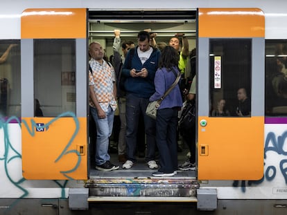 Primer día de cortes  en el servicio de trenes entre Tarragona y Barcelona. En la imagen, usuarios del servicio de Rodalies (Cercanias) Renfe en el interior de un tren.  [ALBERT GARCIA]