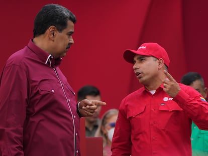 Nicolás Maduro habla con Pedro Tellechea, exministro de Industria y Producción Nacional en Caracas, Venezuela, en mayo de 2023.