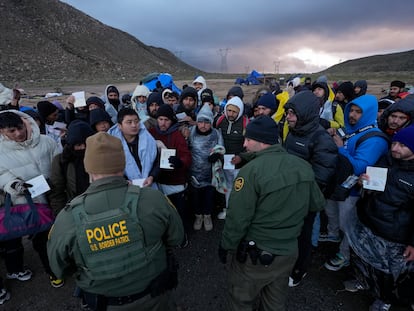 Agentes de la Patrulla Fronteriza hablan con migrantes en la frontera entre México y Estados Unidos, el 2 de febrero de 2024.