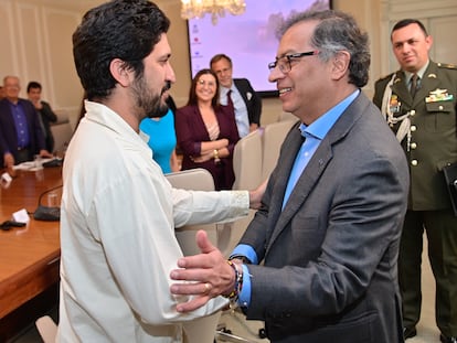 Greg Casar, congresista del Partido Demócrata de EE UU, saluda el presidente de Colombia, Gustavo Petro, en la Casa de Nariño, en agosto de 2023.