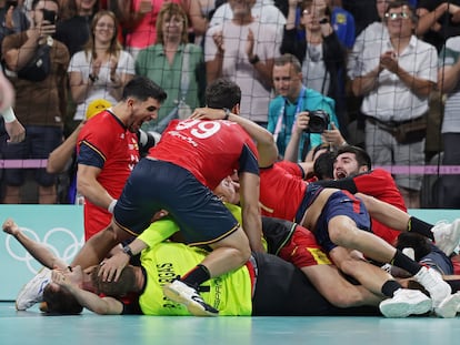 Los jugadores de España celebran la medalla de bronce.