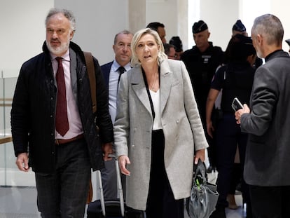 Marine Le Pen, líder del Reagrupamiento Nacional, entra en el Tribunal de París.