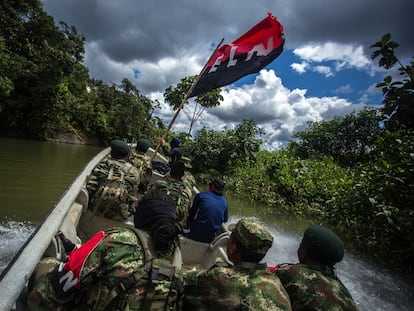 Integrantes del Ejercito de Liberación Nacional (ELN), patrullan las aguas del río San Juan, en el Chocó, el 18 de noviembre de 2017.