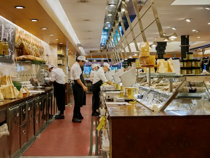 El jamón de Parma, con denominación de origen, los quesos y los embutidos son algunos de los productos estrella de Peck.  son uno de los platos fuertes de la tienda.