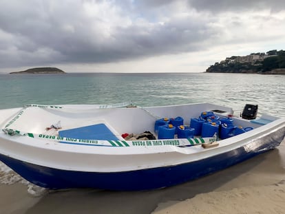 Una patera precintada por la Guardia Civil en Palma, en diciembre.