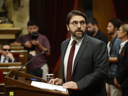 Ferrán Pedret interviene durante el pleno del debate de investidura, en el Parlament de Cataluña, a 8 de agosto.