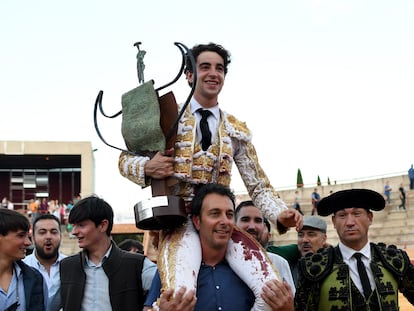 Víctor Hernández, a hombros, con el trofeo que le acredita como triunfador de la Copa Chenel 2024.