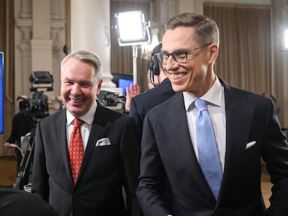 Alexander Stubb (derecha) y Pekka Haavisto, durante el escrutinio, este domingo en Helsinki.