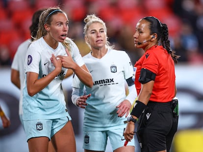 Maitane López reacciona ante una árbitra el pasado miércoles después de que pitara una falta durante un amistoso de su equipo, el NJ/NY Gotham, ante el Tigres en Harrison (Nueva Jersey).