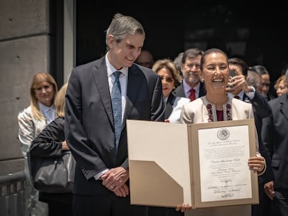 Claudia Sheinbaum sostiene la Constancia de Mayoría de la elección presidencial en el TEPJF, este jueves en Ciudad de México.