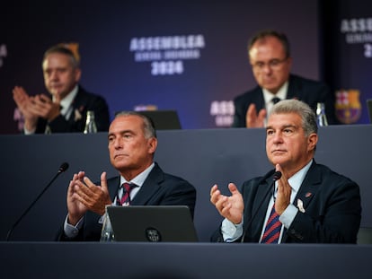 El presidente del FC Barcelona, Joan Laporta (derecha), en la Asamblea General Ordinaria 2024 del club azulgrana este sábado.