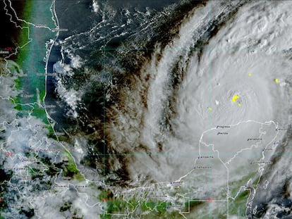 El huracán Milton se desplaza por el Golfo de México en dirección hacia Florida, la madrugada del 8 de octubre de 2024.