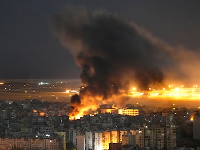 Las llamas y el humo se elevan debido a un ataque aéreo israelí sobre Dahiye, en el suburbio sur de Beirut, la capital de Líbano, el domingo 20 de octubre de 2024.