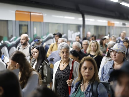 Usuarios del servicio de Rodalies a su llegada a la estación de Sants en un R2, este martes.