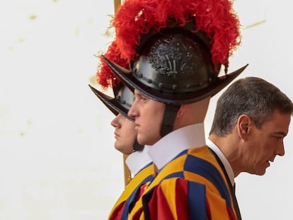 El presidente del Gobierno, Pedro Sánchez, a su llegada al Vaticano para ver al Papa Francisco.