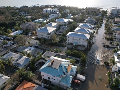 Un camión circula por una calle inundada en Siesta Key, Florida, tras el paso del huracán Milton, el 10 de octubre de 2024.