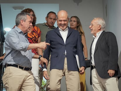 El expresidente de la Junta de Andalucía, Manuel Chaves, en el centro, junto al secretario general de PSOE, Juan Espadas, a su izquierda; y el presidente del PSOE, Manuel Pezzi, a su derecha, el pasado 18 de julio en Sevilla.