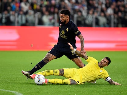 Douglas Luiz, durante el partido de la Juventus ante la Lazio, disputa el balón con Mattia Zaccagni (en el césped).