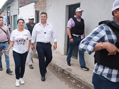 Olvita Palomeque  y Willy Ochoa, candidatos por la coalición Fuerza y Corazón por México, son custodiados por la Guardia Nacional en Huixtla, el 19 de mayo.