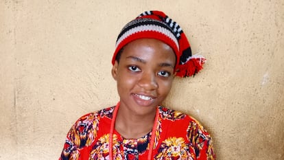 Mmesoma Chinedu, de 19 años, con la vestimenta tradicional de la etnia igbo, a la que pertenece, en Abuya,