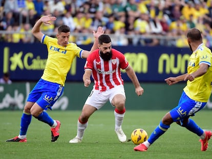 Villalibre conduce el balón ante dos jugadores del Cádiz CF.