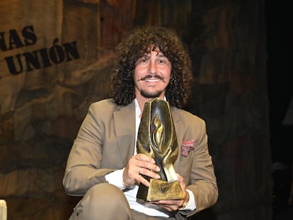 El cantaor Jesús Corbacho, con la Lámpara minera, el premio como vencedor del Festival Internacional del Cante de las minas de La Unión (Murcia), en una imagen cedida por la organización del certamen.